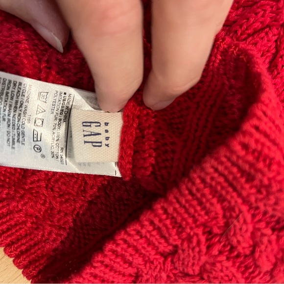 Baby Gap Red knit beanie with pom pom - Picture 3 of 4